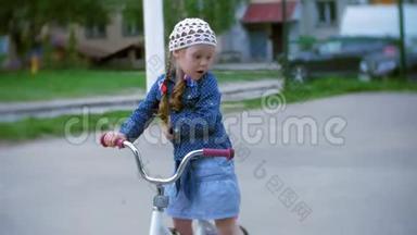 小美女骑自行车
